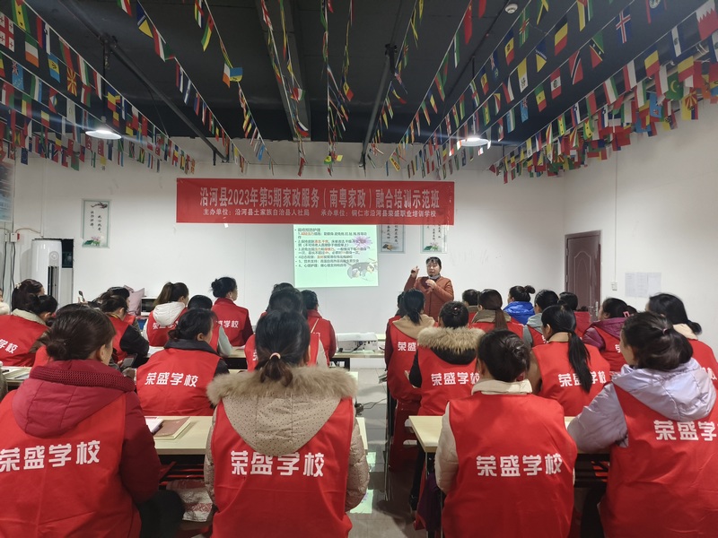 老师耐心地向学员们讲解家政服务中需要掌握的各项理论知识和技术技能。 田霞飞 摄.jpg